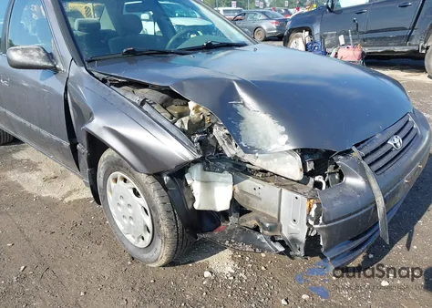 1998 Toyota Camry Le z USA, uszkodzony, nr VIN JT2BG22K9W0215442